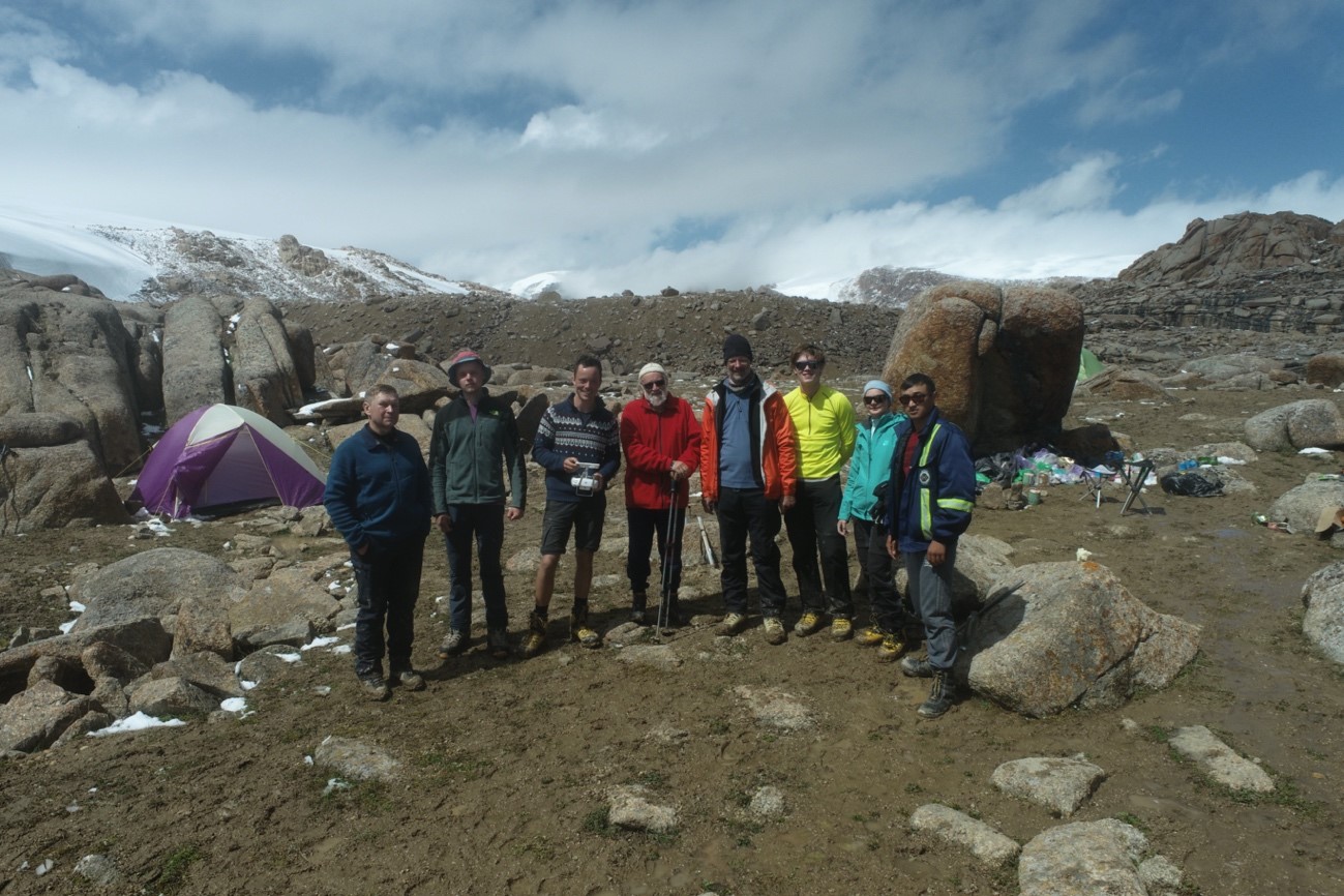 Вы сейчас просматриваете Сотрудник лаборатории геоэкологии и природных процессов ФИЦ СНЦ РАН принял участие в совместной российско-бельгийско-киргизской экспедиции на ледники Внутреннего Тянь-Шаня