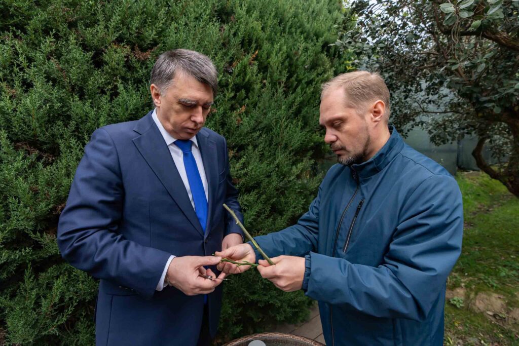 Ректор СГУ сделал памятную прививку в ботаническом саду «Дерево Дружбы»