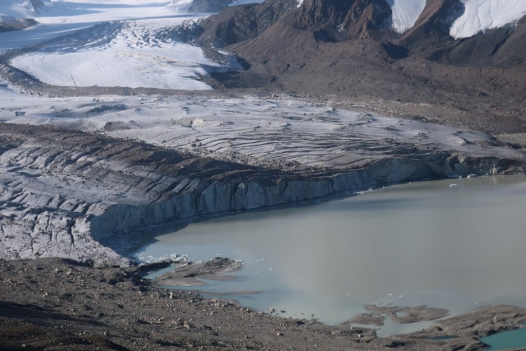 Фронт ледника Петрова и одноименное ледниковое озеро (август 2022 г.)